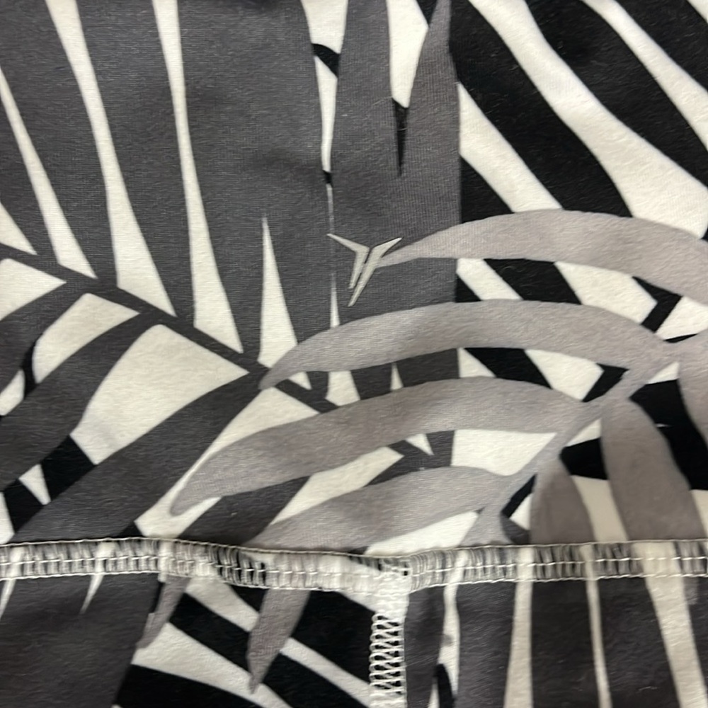 ⭐️ Old Navy Active patterned leggings - size medium - Picture 7 of 7